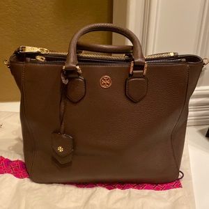 Tory Burch Robinson double zip grade A leather tote. Comes with a strap.